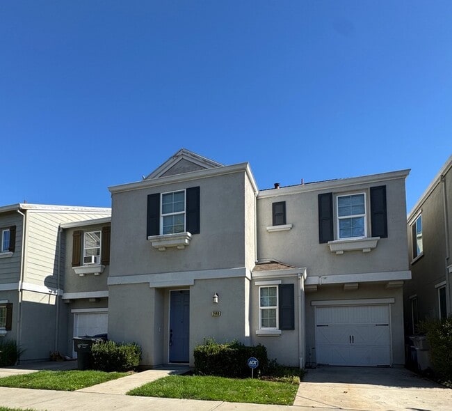 Building Photo - Gorgeous 3 bedroom for rent