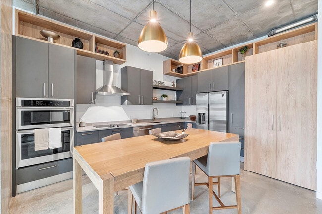 Building Photo - 401 NW 1st Ave Unit 202