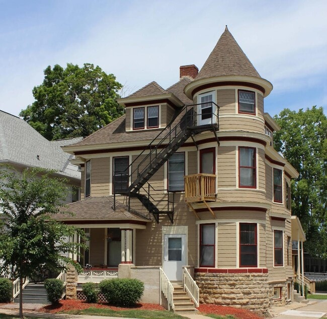 Photo - 421 W Gilman St