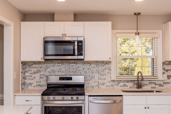 Building Photo - Settle in to this beautiful 3 bed 3 bath in Mechanicsville!