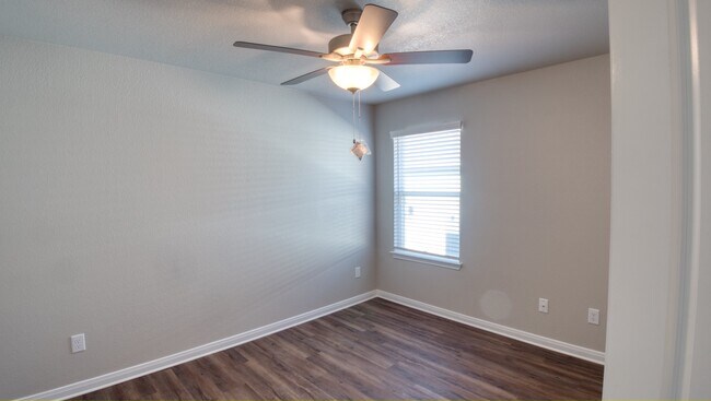 Photo - 610 Hollyhock Dr