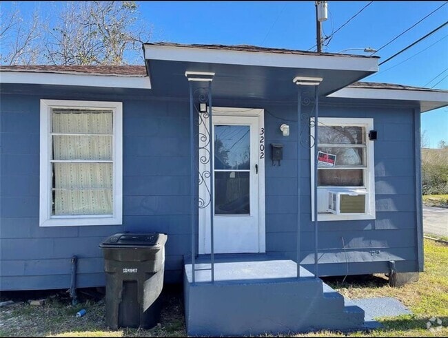 Building Photo - 3202 Hinton Blvd Rental
