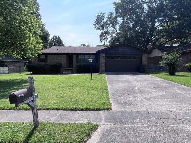 Photo - 215 Berkshire Cir