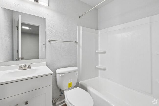 1BR, 1BR - 414SF - Bathroom