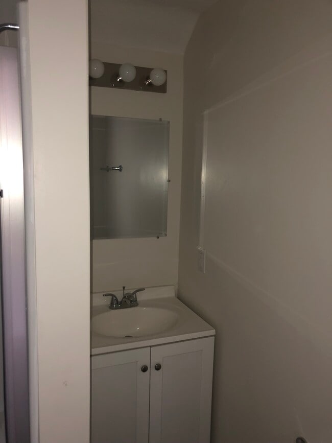 Bathroom - 610 S Washington St Unidad #2 Upstairs