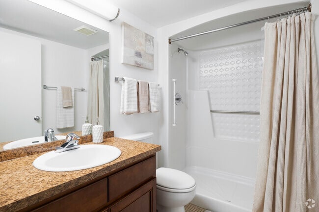 2BR, 2BA - 910SF - Primary Bathroom