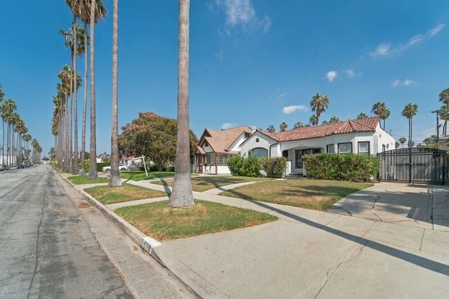 5616 S Rimpau Blvd