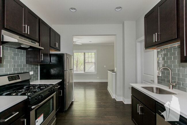 Building Photo - 1952 W Nelson St Unit 1W