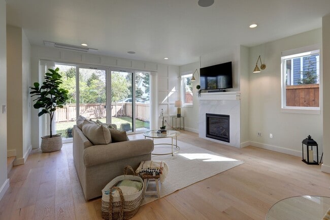 Photo - Light-Filled Contemporary Home in Prime Kirkland Location