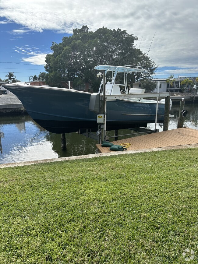 13000lb boat lift, dock with fresh water line - 10309 Waterbird Way Rental