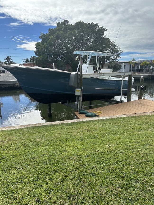 13000lb boat lift, dock with fresh water line - 10309 Waterbird Way Townhome