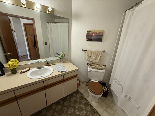 Photo - "Spacious 2-Bed, 2-Bath Retreat in Boulder – 1050 Sq Ft of open layout" Unidad A