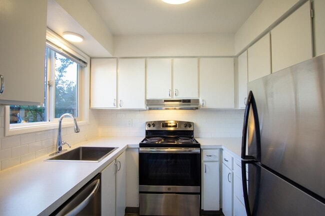 Photo - Off SE Belmont: Mid-Century 2Bdr w/Patio & Parking! Unit 1026