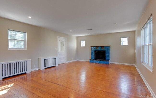 Photo - 1011 Plandome Rd