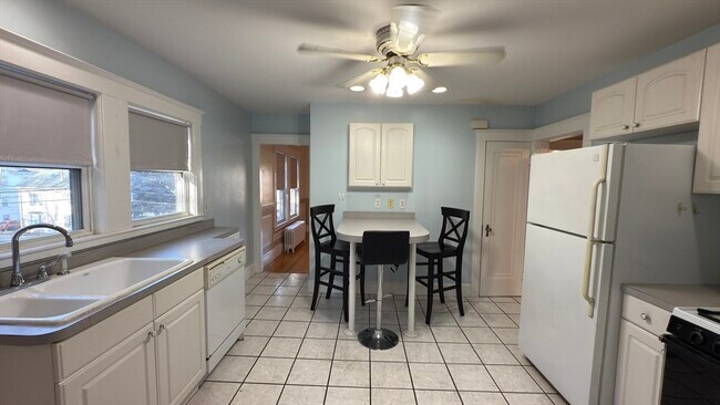 Building Photo - 70 Union St Unit 2