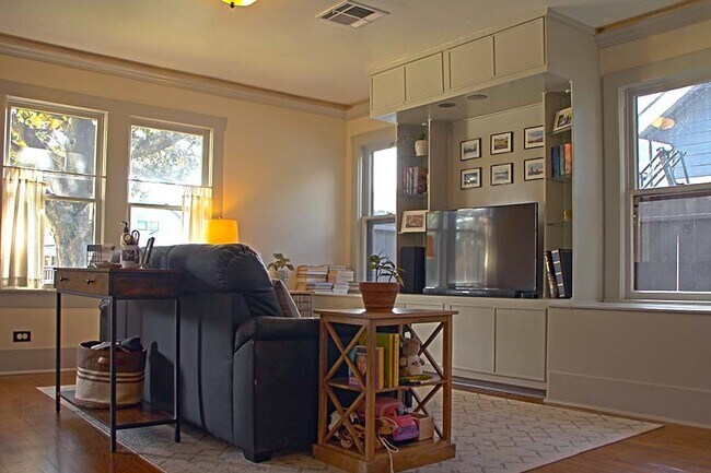 Photo - 735 E 12th St
