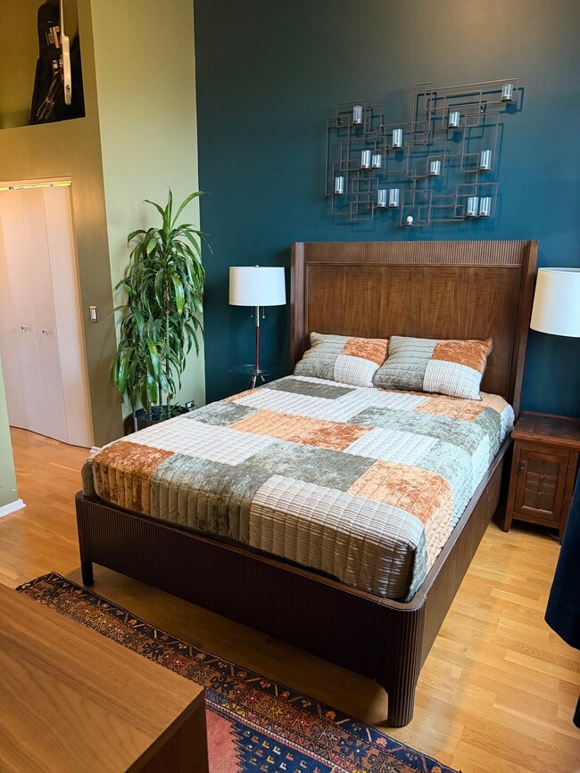 Queen Master Bedroom - 1061 W 16th St Unit 403