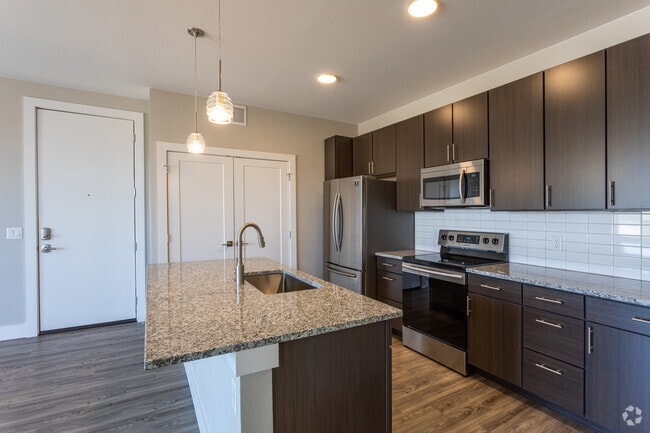 1BR, 1BA - 701 SF