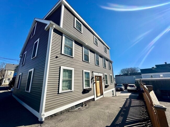 Building Photo - 8 Osborne St Unit 3 Rental
