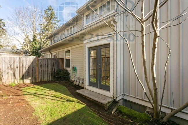Building Photo - Charming 2 Bedroom Apartment Available in Milwaukie - Private Fenced-In Yard! Unit 01