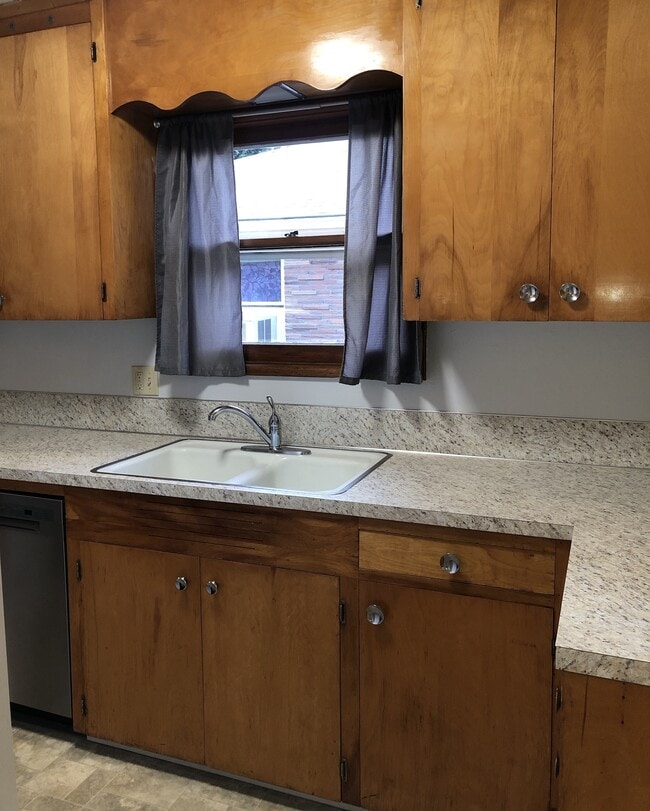 Photo - 903 W 10th St