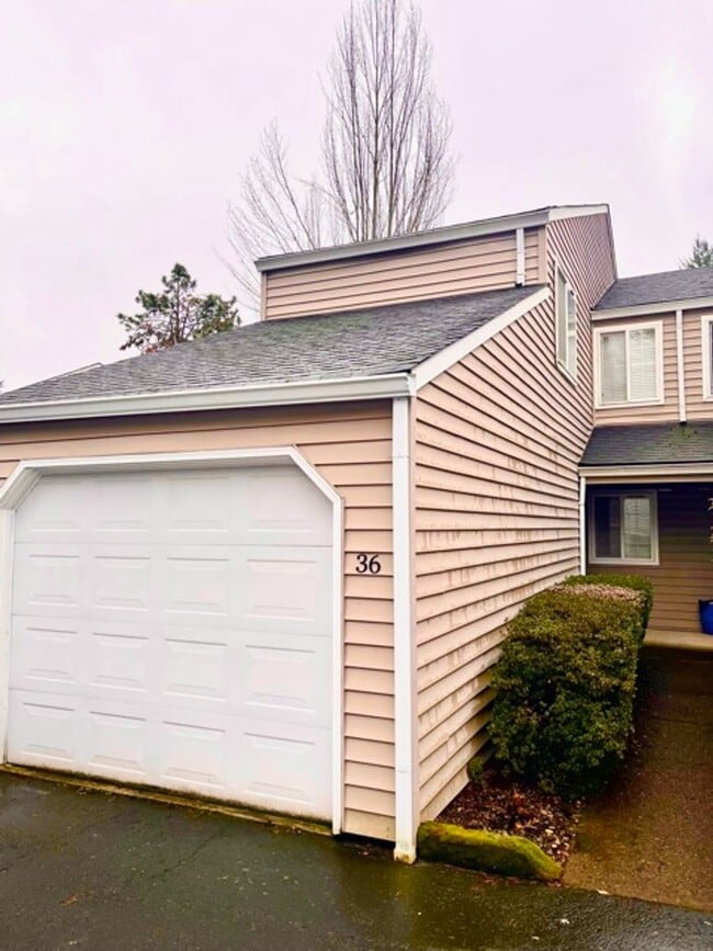 Building Photo - Beautiful Three Bedroom Townhome Unit 36