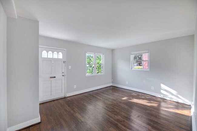 Building Photo - 2407 21st Pl NE Unit #4 Rental