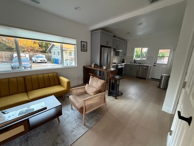 Photo - 1053 Brommer St