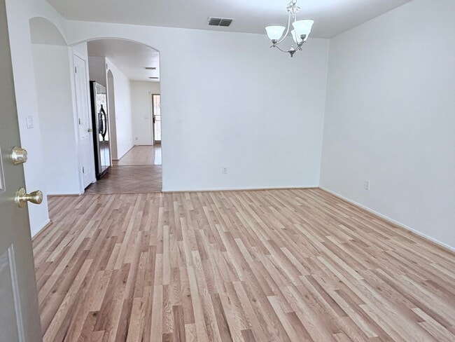 3-bedroom, 2-bathroom home with walled bac... - 3-bedroom, 2-bathroom home with walled bac...