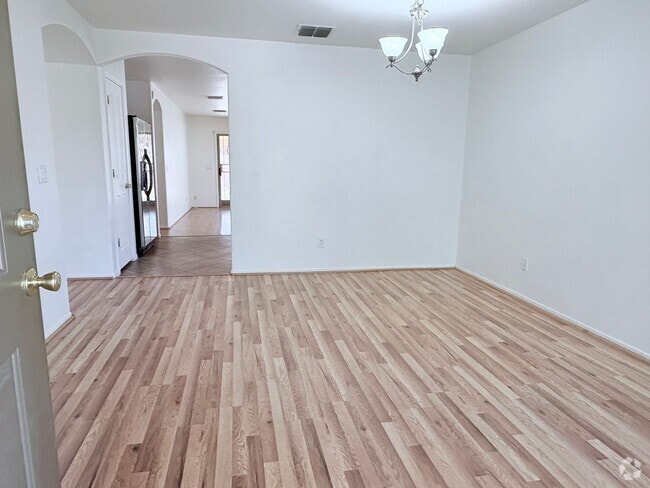 Building Photo - 3-bedroom, 2-bathroom home with walled bac...