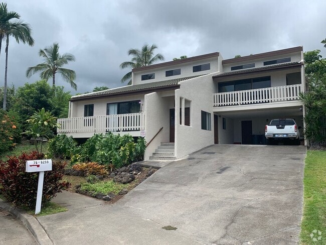 Building Photo - A 4 Bedroom, 2.5 Bathroom Spacious home in...