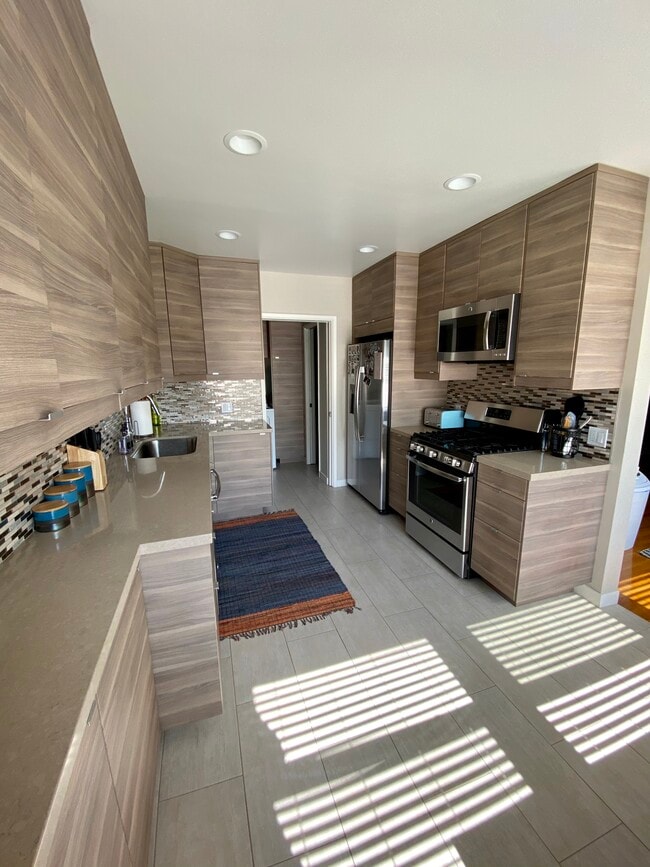 cocina frente a la lavandería - 272 Termino Ave Unidad A