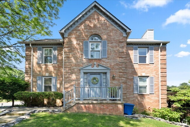 Building Photo - Stunning End-Unit Townhouse with Golf Cour...