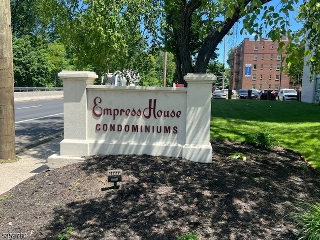 Photo - 39 E 39th St