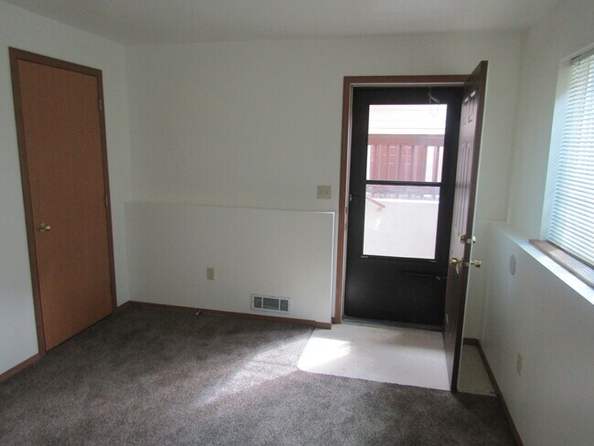 800 W 1st St