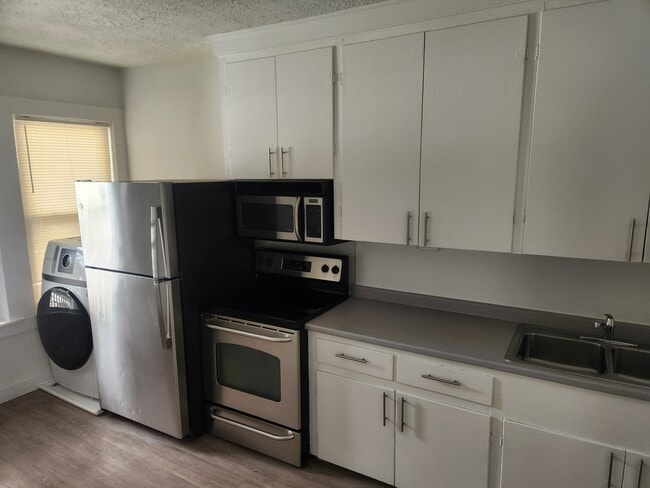 Building Photo - 698 Massabesic St Unit 2L