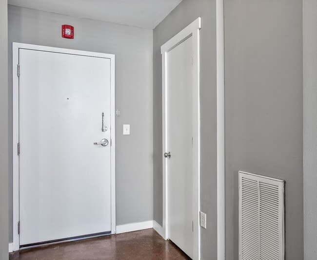 Photo - 1510 W Broad St - Residential