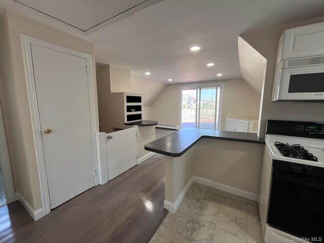 252 Lindell Blvd