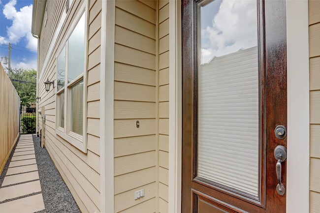 Building Photo - 5217 Darling St Rental