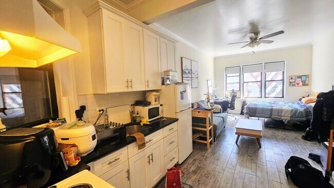 Photo - 403 E 73rd St Apartment