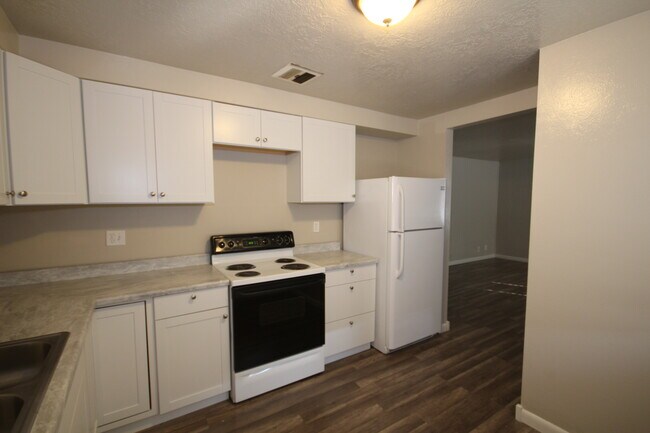 Photo - 1886 W Belmont St Apartment
