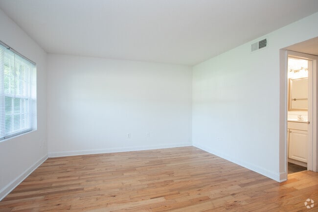 2BR, 1.5BA - 1,035SF - Living Area