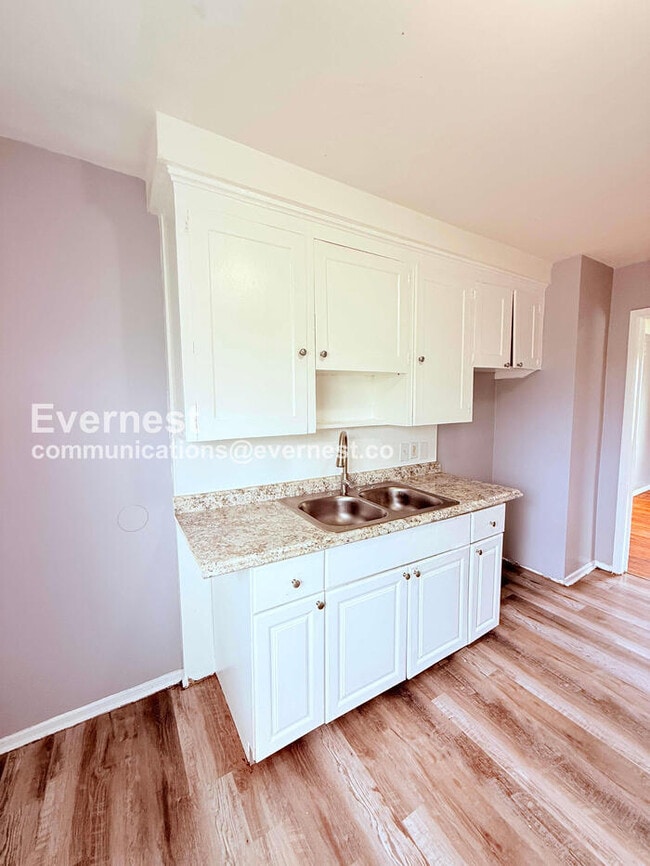 Photo - 17137 Ontario St