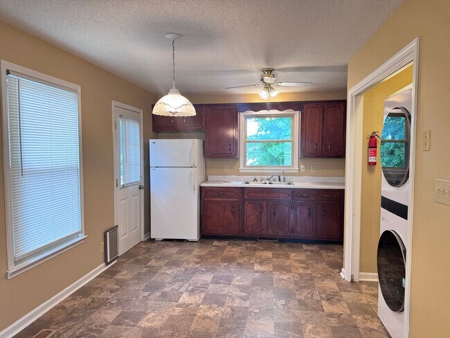 Photo - Cute 3 Bed/1 & 1/2 Bath, House located in the heart of St. B!