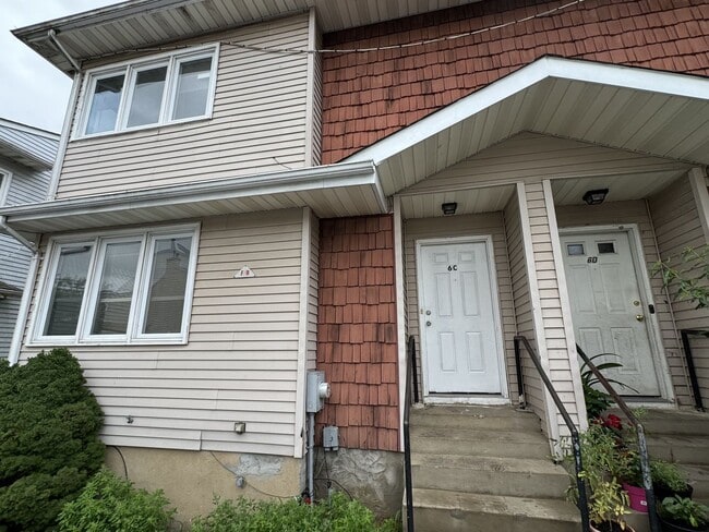 Building Photo - 3 bedrooms, 2.5 bathrooms Rental
