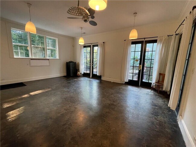 Photo - 229 Howard St NE