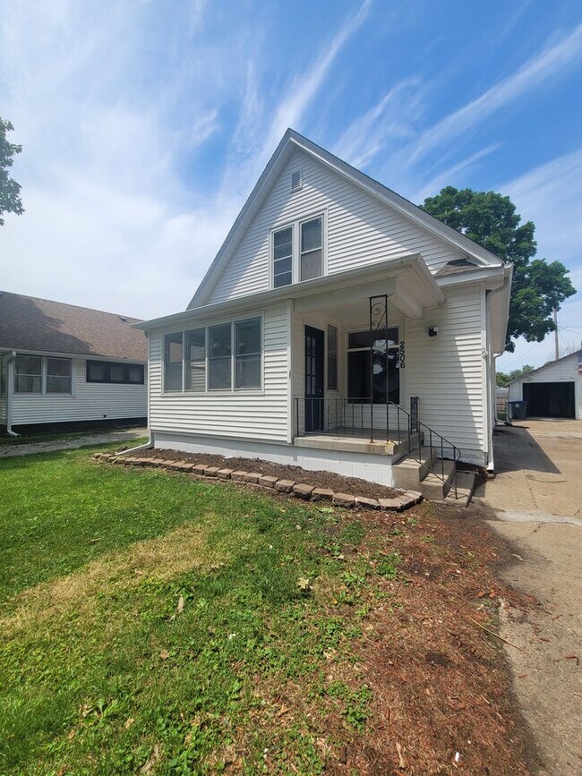 Newly Updated 3 Bedroom House! - Newly Updated 3 Bedroom House!