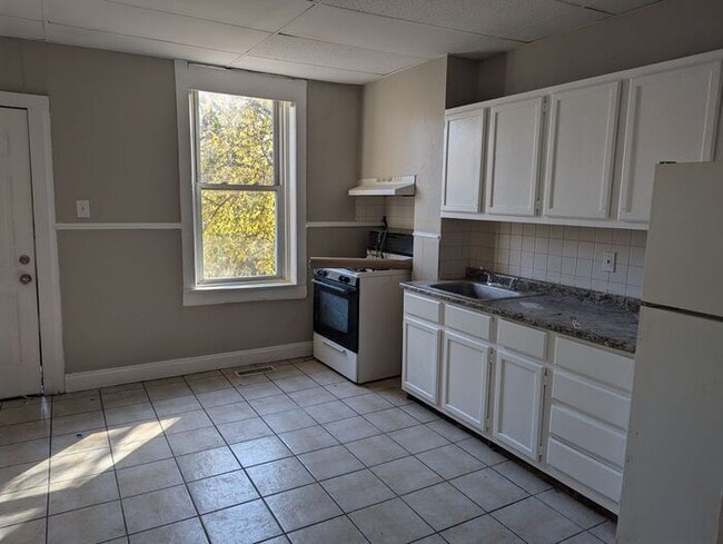 Photo - Great Price, Professionally Managed, Literal One Minute to Shopping and Dining!