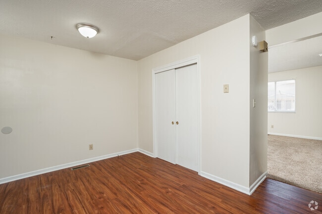 2BR, 1BA - 948SF - Dining Area