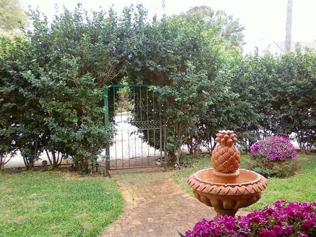 Building Photo - 1501 NE 5th Ct Unit Front WEST